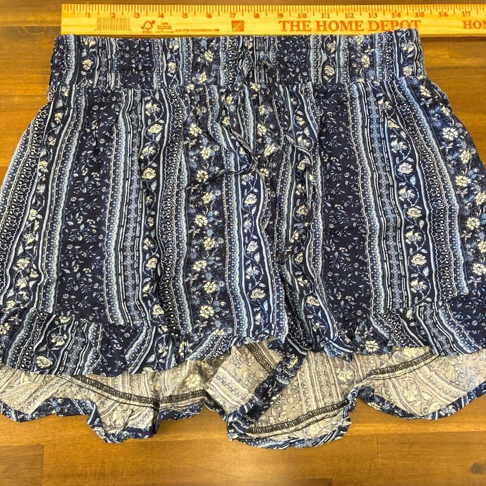 Hollister Ultra High Rise Short Shorts. Size Large.